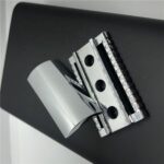 Factory Direct Sale Manual Black Resin Handle Men's Manual Shavers - Image 3