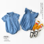 Neonatal baby shirts, collars, sleeves, jeans, hats, baby brothers and sisters wearing triangular crawling clothes